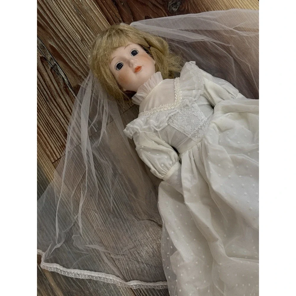 The Heritage Mint Collection Ltd. Porcelain 16